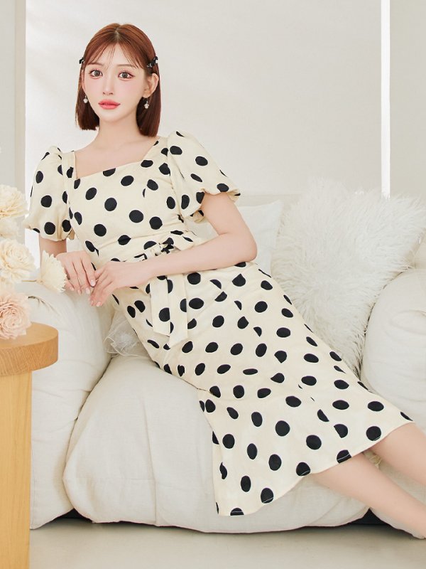 アイボリーxブラック モデル:明日花キララ 身長:162cm 着用サイズ:7号(Sサイズ)