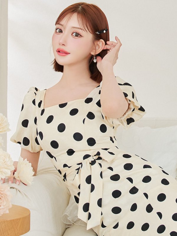 アイボリーxブラック モデル:明日花キララ 身長:162cm 着用サイズ:7号(Sサイズ)