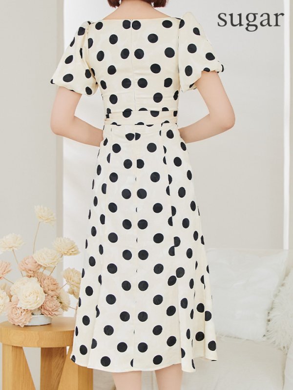 アイボリーxブラック モデル:明日花キララ 身長:162cm 着用サイズ:7号(Sサイズ)