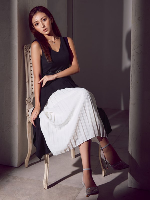 ブラックxホワイト モデル：カレン　身長：153cm 着用サイズ：7号(Sサイズ)