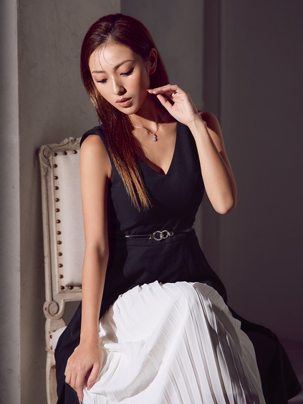 ブラックxホワイト モデル：カレン　身長：153cm 着用サイズ：7号(Sサイズ)