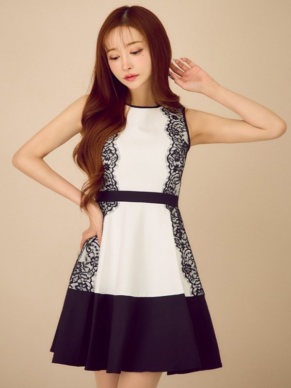 ホワイトxブラック モデル:真優川咲 身長:158cm 着用サイズ:7号(Sサイズ)