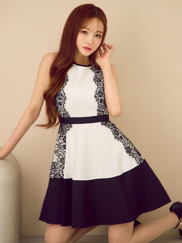 ホワイトxブラック モデル:真優川咲 身長:158cm 着用サイズ:7号(Sサイズ)