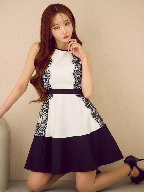 ホワイトxブラック モデル:真優川咲 身長:158cm 着用サイズ:7号(Sサイズ)