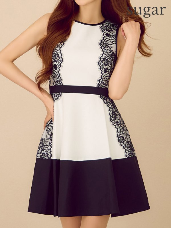 ホワイトxブラック モデル:真優川咲 身長:158cm 着用サイズ:7号(Sサイズ)