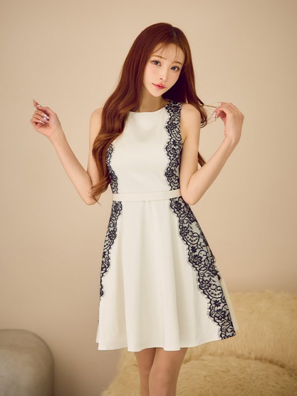 アイボリーx ブラック　モデル：真優川咲　身長：158cm:Sサイズ