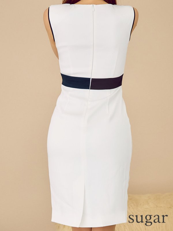 ホワイトxブラック　モデル：真優川咲　身長：158cm　着用サイズ：7号(Sサイズ)