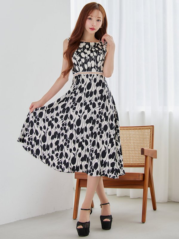 ブラックxホワイト　モデル：真優川咲　身長：158cm　着用サイズ：7号(Sサイズ)