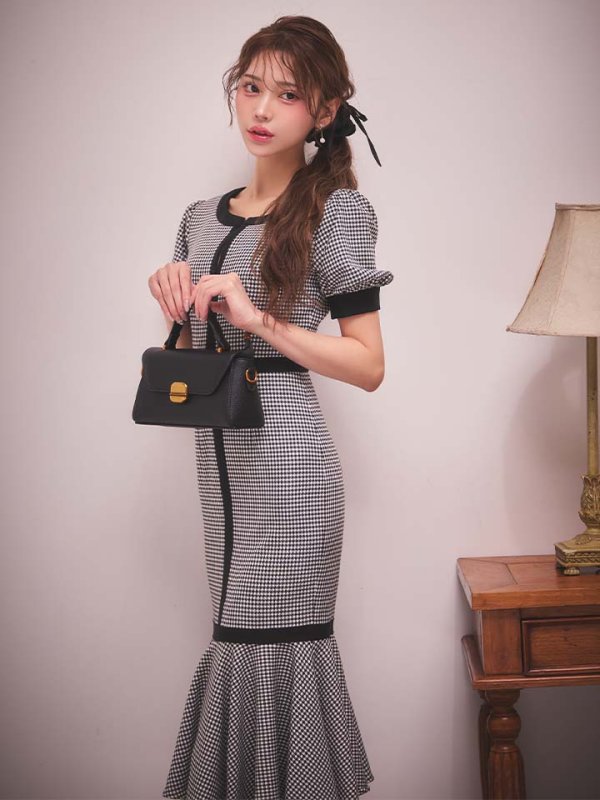 ブラックxホワイト　モデル：るりぴ　身長：165cm　着用サイズ：7号(Sサイズ)