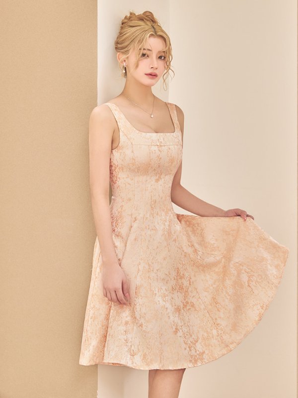 ベージュ×ゴールド　モデル：ふぶき　身長：161cm　着用サイズ：7号(Sサイズ)