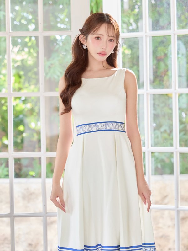 ホワイトブルー　モデル：りな　身長：160cm　着用サイズ：7号(Sサイズ)着用