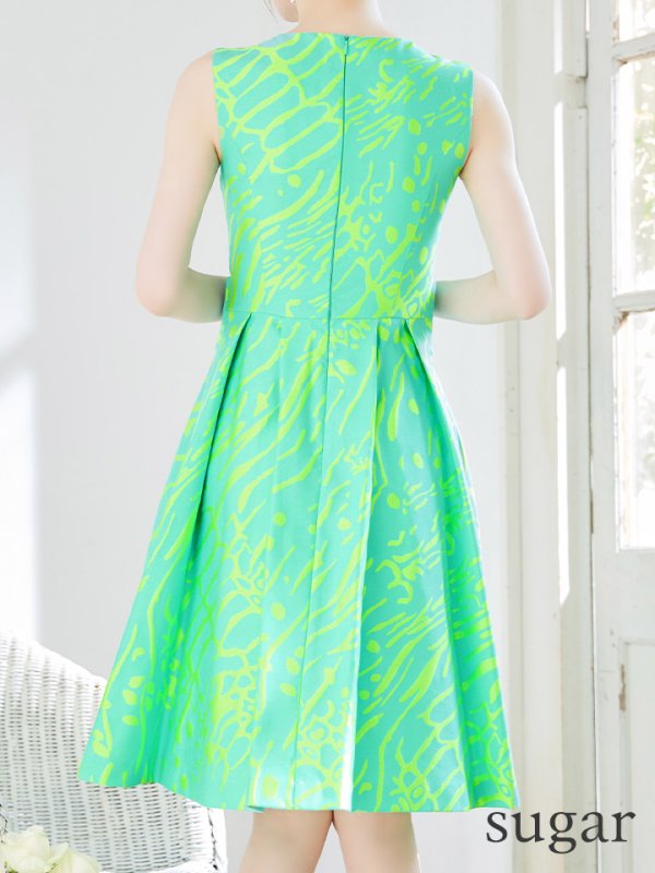 グリーン モデル:ゆめ 身長:160cm 着用サイズ:7号(Sサイズ)