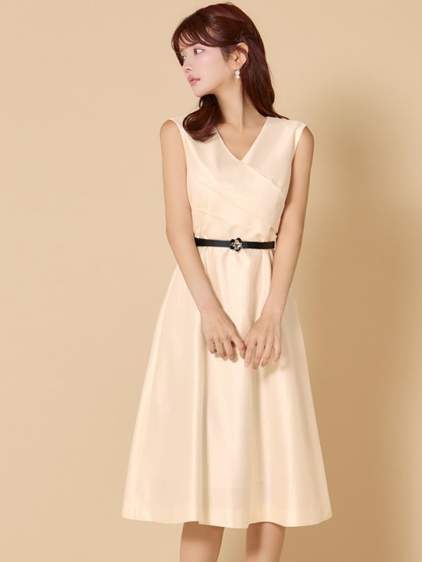 アイボリー モデル:まりん 身長:164cm 着用サイズ:7号(Sサイズ)