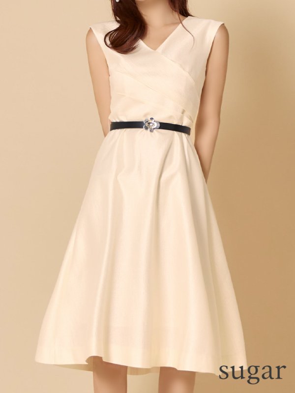 アイボリー モデル:まりん 身長:164cm 着用サイズ:7号(Sサイズ)