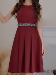 画像8: 【XSサイズあり】 【GINZA COUTURE/銀座クチュール】ワンピース/ ワンカラー/ ノースリーブ/ ベルト/ ビジュー/ プリーツ/ フレア/ ひざ丈/ ミディアムドレス/ キャバドレス[OF2] (8)