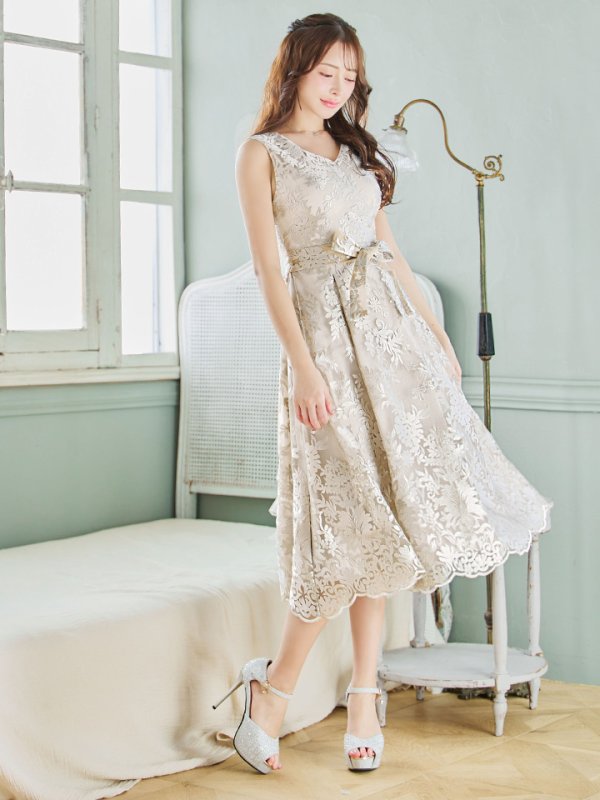 ベージュ モデル:りな 身長:160cm 着用サイズ:7号(Sサイズ)