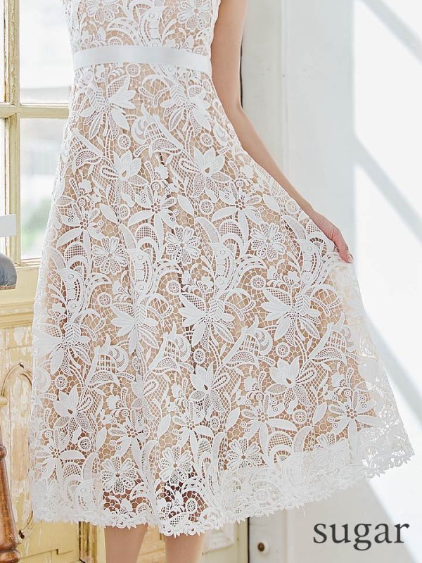 ホワイト モデル:明日花キララ 身長162cm 着用サイズ:7号(Sサイズ)着用