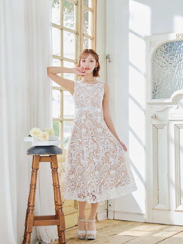 ホワイト モデル:明日花キララ 身長162cm 着用サイズ:7号(Sサイズ)着用