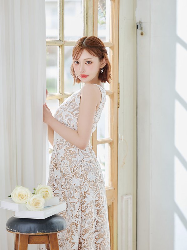 ホワイト モデル:明日花キララ 身長162cm 着用サイズ:7号(Sサイズ)着用