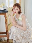 ホワイト　モデル：明日花キララ　身長162cm　着用サイズ：７号(Sサイズ)着用