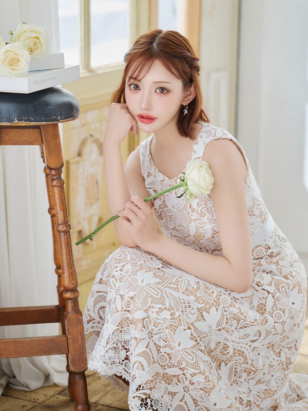 ホワイト モデル:明日花キララ 身長162cm 着用サイズ:7号(Sサイズ)着用