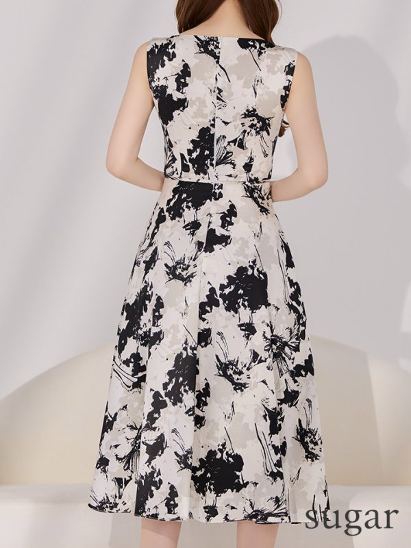 ホワイトxブラック　モデル：ゆめ　身長：160cm　着用サイズ：7号(Sサイズ)