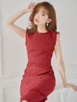 レッド モデル：杉山佳那恵　身長：158cm　着用サイズ：7号(Sサイズ)