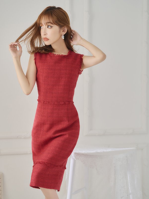 レッド モデル:杉山佳那恵 身長:158cm 着用サイズ:7号(Sサイズ)