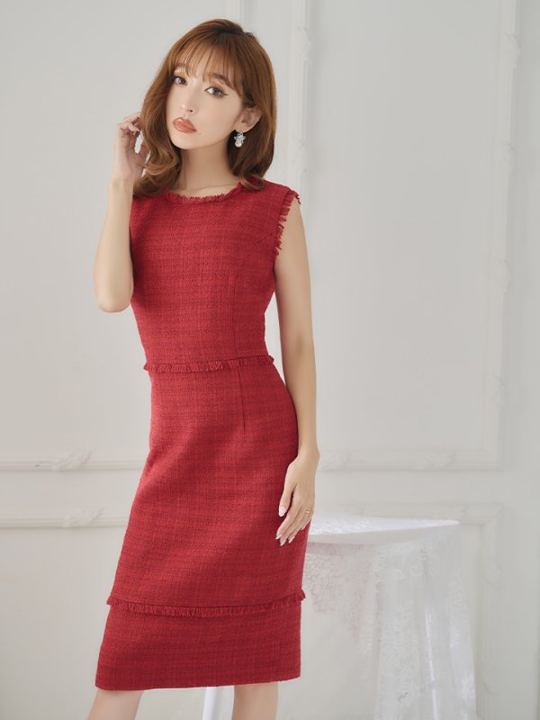 レッド モデル:杉山佳那恵 身長:158cm 着用サイズ:7号(Sサイズ)