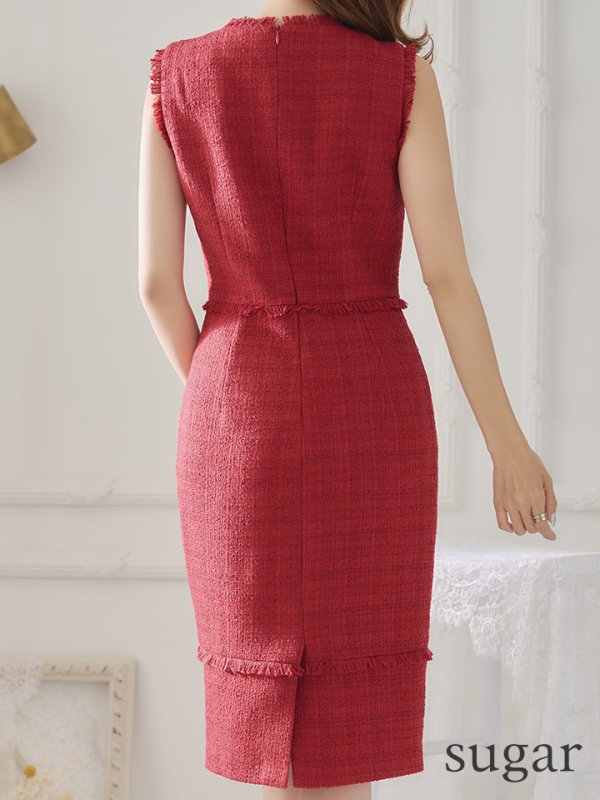レッド モデル：杉山佳那恵　身長：158cm　着用サイズ：7号(Sサイズ)