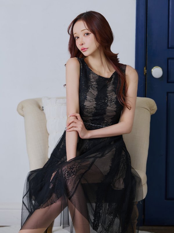 ブラック モデル：真優川咲　身長：158cm:Sサイズ