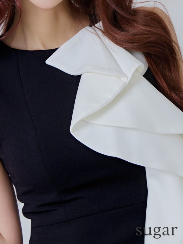 ブラックxホワイト モデル：真優川咲　身長：158cm　着用サイズ：7号(Sサイズ)