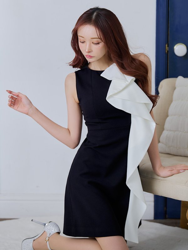 ブラックxホワイト モデル：真優川咲　身長：158cm　着用サイズ：7号(Sサイズ)