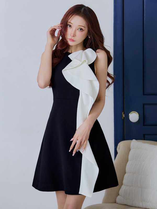 ブラックxホワイト モデル：真優川咲　身長：158cm　着用サイズ：7号(Sサイズ)