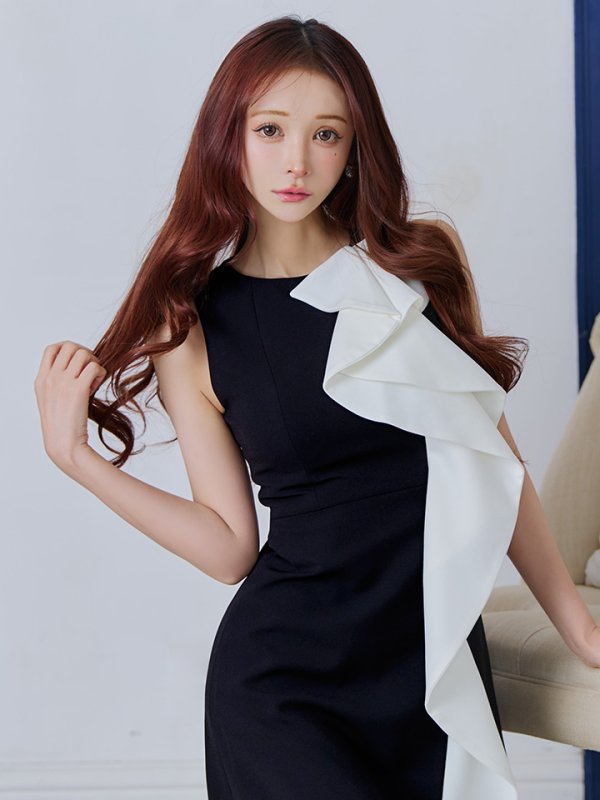 ブラックxホワイト モデル：真優川咲　身長：158cm　着用サイズ：7号(Sサイズ)