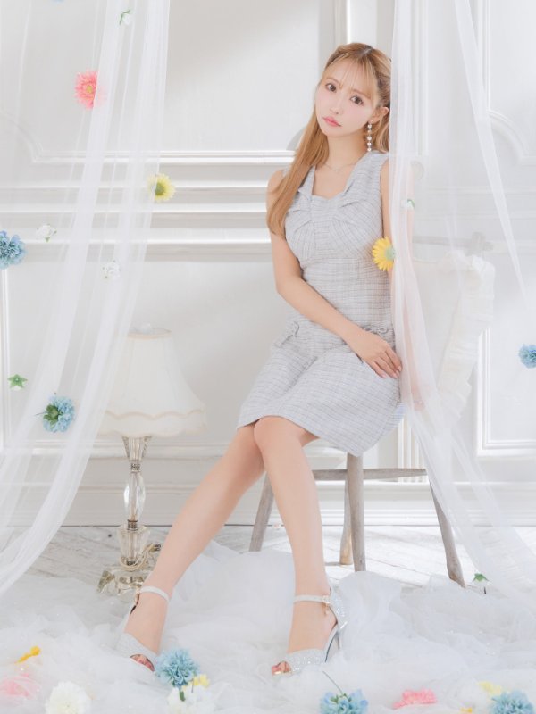 グレー モデル:三上悠亜 身長:159cm 着用サイズ:7号(Sサイズ)