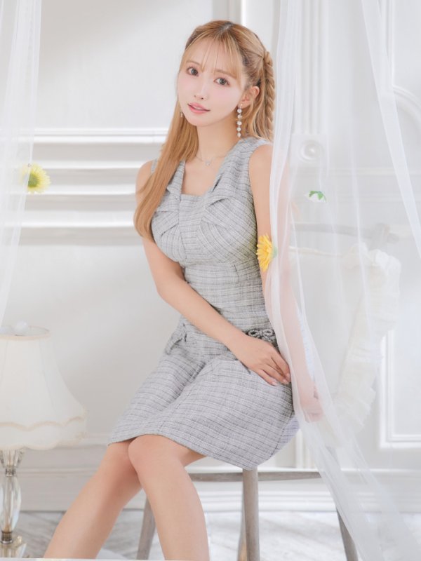 グレー モデル:三上悠亜 身長:159cm 着用サイズ:7号(Sサイズ)