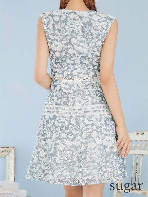 ホワイトxブルー モデル：如月れい　身長：156cm　着用サイズ：Sサイズ(7号)