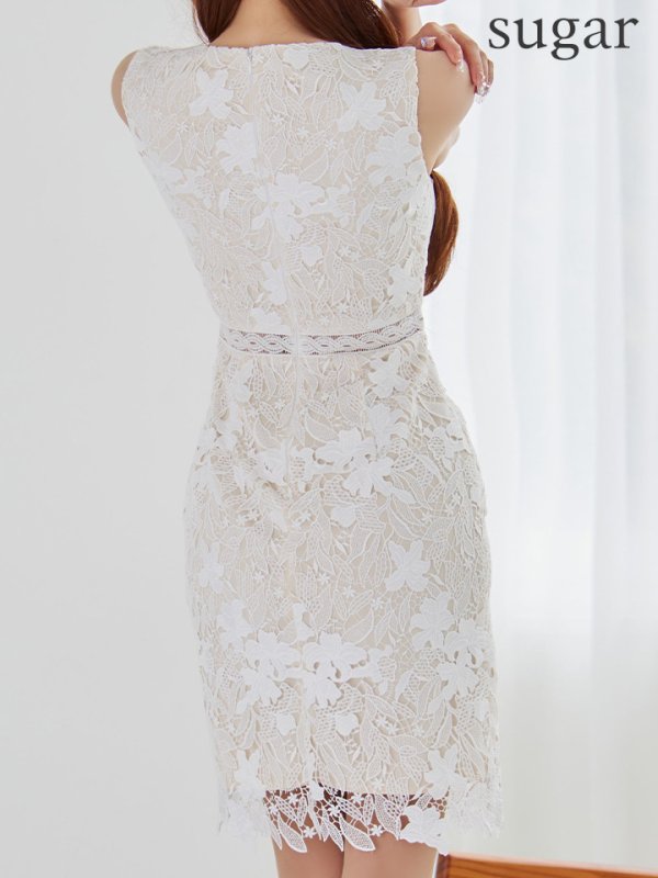 ホワイト　モデル：真優川咲　身長：158cm　着用サイズ：7号(Sサイズ)