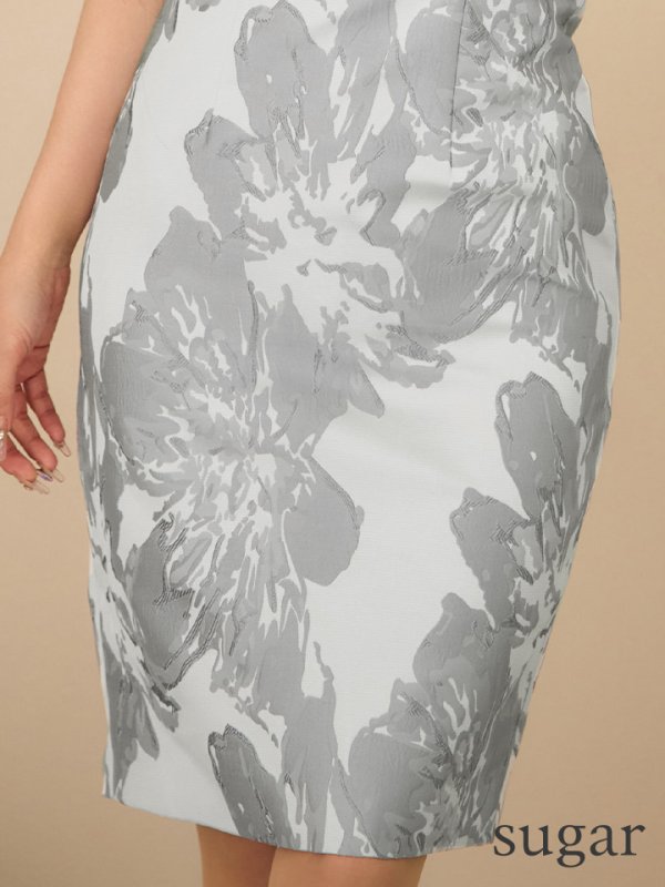 グレー モデル：真優川咲　身長：158cm　着用サイズ：7号(Sサイズ)着用