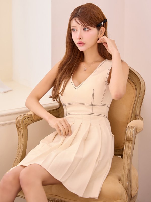 アイボリー　モデル：まりん　身長：164cm　サイズ：7号(Sサイズ)