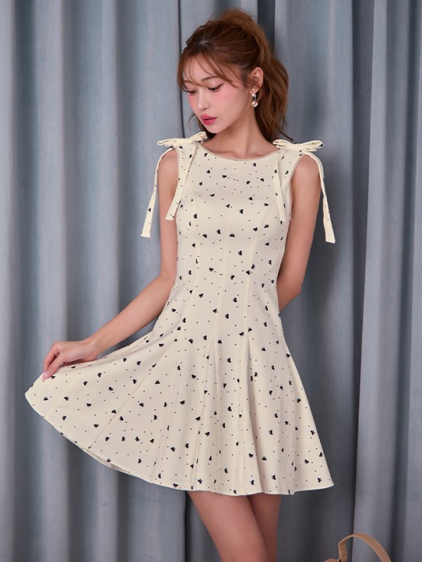 アイボリーxブラック モデル：るりぴ　身長：165cm　着用サイズ：Sサイズ