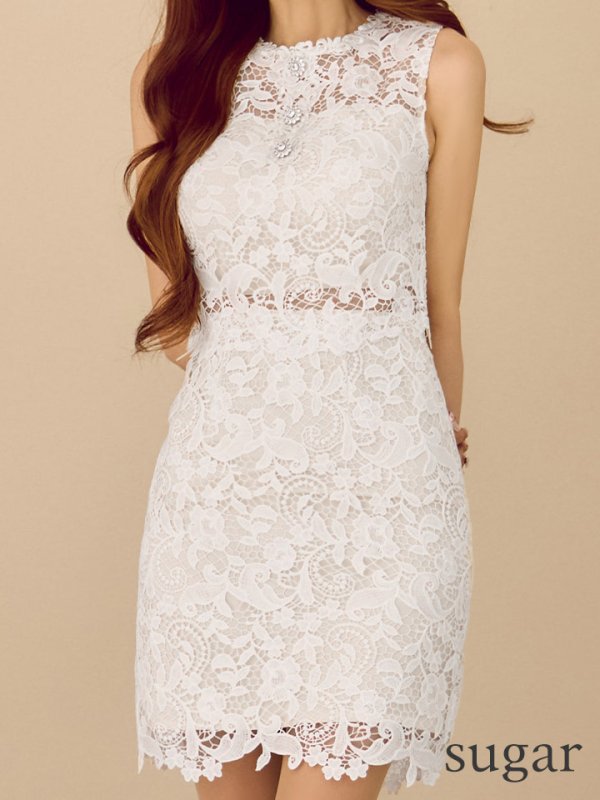 ホワイト　モデル：真優川咲　身長：158cm　着用サイズ：7号(Sサイズ)