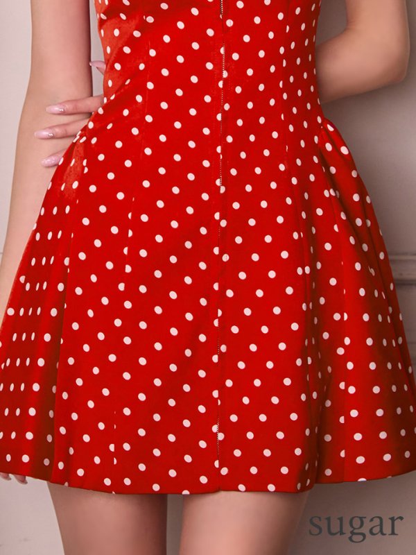 レッド×ホワイト　モデル：るりぴ　身長：165cm　着用サイズ：7号(Sサイズ)サイズ