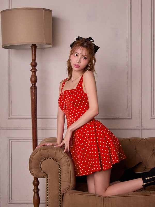 レッド×ホワイト　モデル：るりぴ　身長：165cm　着用サイズ：7号(Sサイズ)サイズ