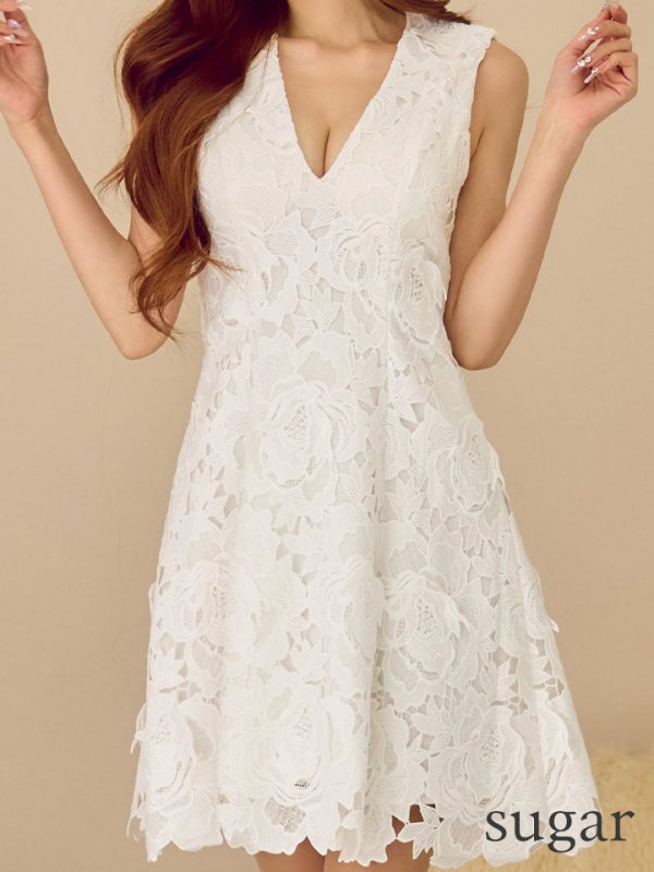 ホワイト　モデル：真優川咲　身長：158cm:Sサイズ