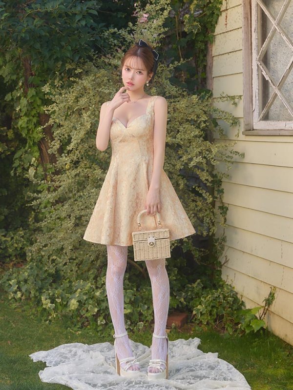 ベージュxゴールド モデル：ゆめ　身長：160cm　着用サイズ：7号(Sサイズ)