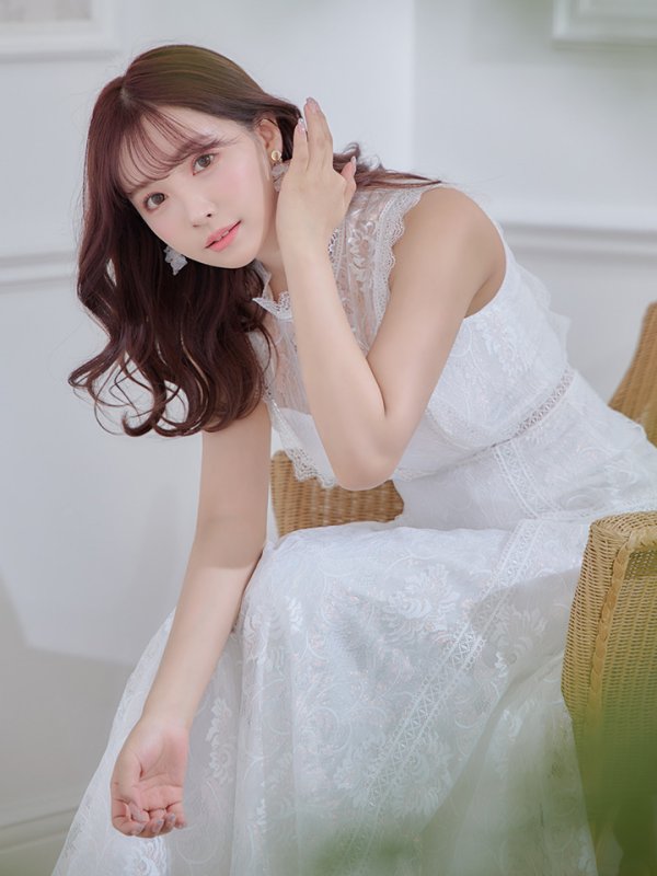 ホワイト モデル:三上悠亜 身長:159cm 着用サイズ:7号(Sサイズ)