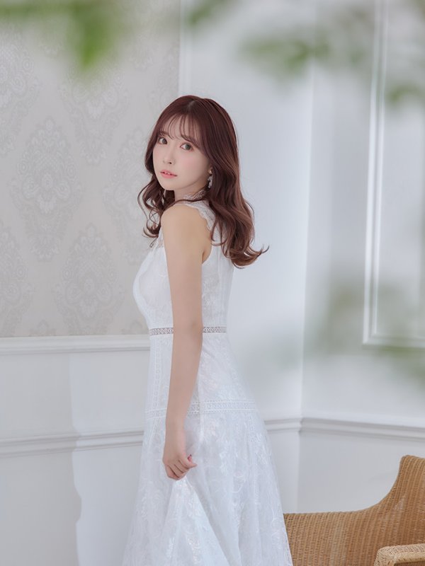 ホワイト モデル:三上悠亜 身長:159cm 着用サイズ:7号(Sサイズ)