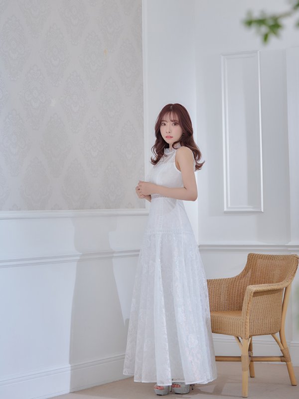 ホワイト モデル:三上悠亜 身長:159cm 着用サイズ:7号(Sサイズ)